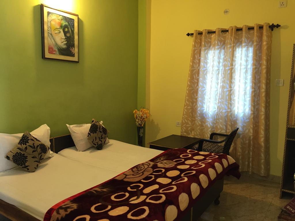 Hotel Aanvi Palace Varanasi Zimmer foto