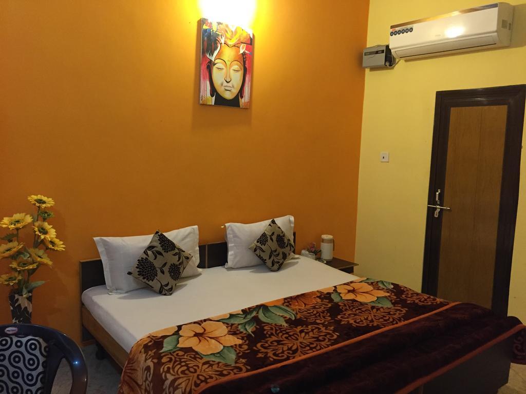 Hotel Aanvi Palace Varanasi Zimmer foto